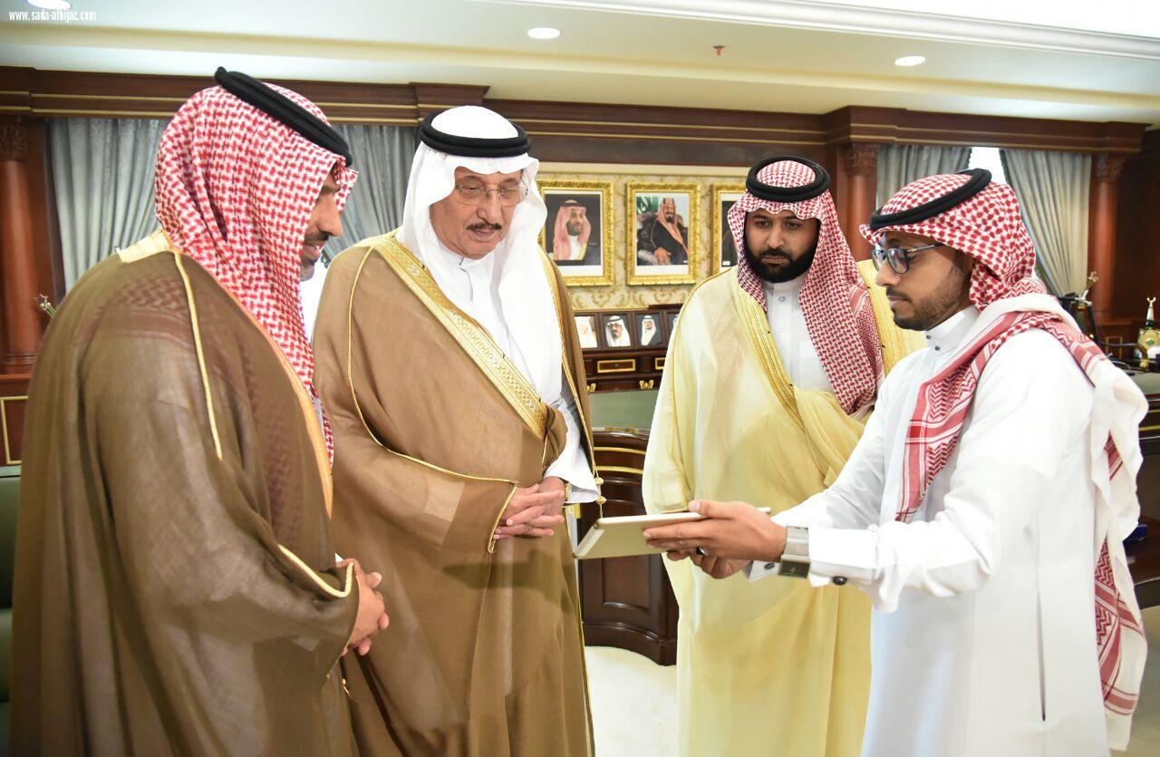     أمير منطقة جازان يدشن بمكتبه حملة التوعية بسرطان الثدي 